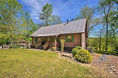 Image de Cozy Trenton Cabin w / Spa ~ 15 Mi to Lookout Mtn!