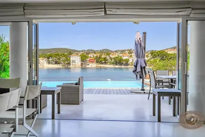 Image de Exceptionnelle Villa de standing, les pieds dans l'eau sur la plage de Renecros
