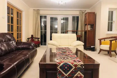Image de Taigh d'Luxe - L'élégance classique rencontre le chic moderne dans une superbe villa spacieuse