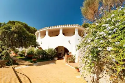 Image de Grande villa individuelle de plain-pied avec vue panoramique sur la mer, près de la plage