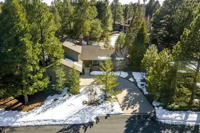 Image de Parcours de golf Country Club de luxe rénové 4 lits / 3 salles de bain maison w / forêt arrière