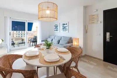 Image de Avec charme, à quelques mètres de la plage. A / C et wifi gratuit. Terrasse avec vue sur la mer - Location réservée familles