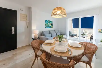 Image de Avec charme, à quelques mètres de la plage. A / C et wifi gratuit. Terrasse avec vue sur la mer - Location réservée familles