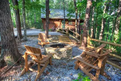 Image de Cabine magnifique avec bain à remous, foyer, télévision extérieure et à seulement 3 miles de Helen