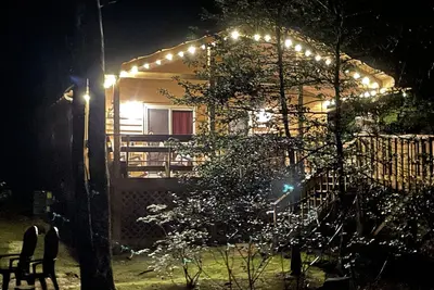 Image de Cabine confortable sur une petite crique avec bain à remous et foyer. Près d'Helen.