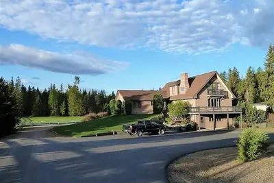 Image de Spacieux 7 Br 6 Ba Maison w / 3 espaces de vie séparés à 25 min de Glacier Park