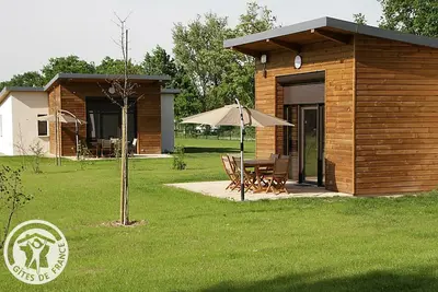 Image de Chalet en bord d'étang avec terrasse, animaux acceptés