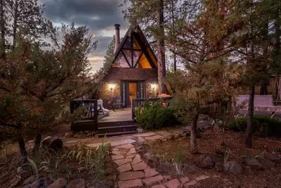 Image de Charmante maison A-Frame Cozy Cottage à Munds Park en Arizona, entourée de grands pins! ! !