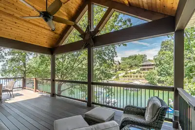 Image de Lakefront House à quelques pas de la natation, du canotage, du kayak et de la détente