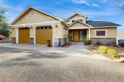 Image de Lake View Home avec une grande terrasse - distance de marche des vignobles!