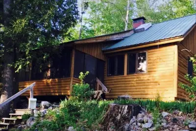 Image de Woods Camp est une maison en rondins rustique au charme d'antan, mais dotée d'équipements modernes.