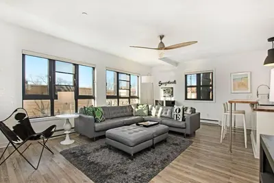 Image de * Magnifique Nouveau Condo - D-Town Saugatuck - Emplacement parfait - marche / vélo n'importe où!