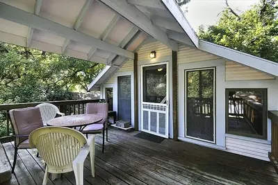 Image de Treehouse Apt, grenier aménagé mignon Apt. Au-dessus d'une maison près du centre-ville