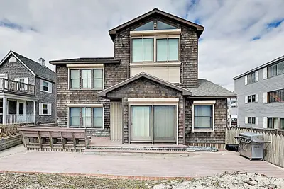 Image de Ocean Front! ! Magnifique maison neuve de 5 chambres à quelques pas du sable