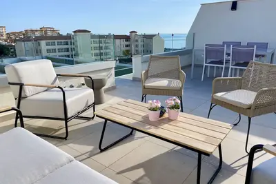 Image de Couleurs vives, mer bleue et grande terrasse sur le toit