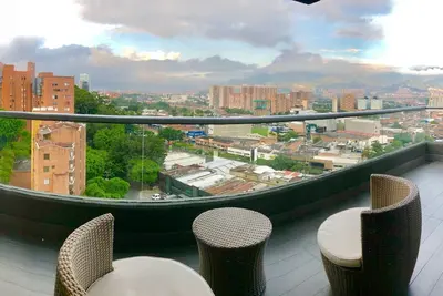 Image de El Poblado! 2hab + Studio + Balcon + 2 Parking! Le meilleur de Medellin!
