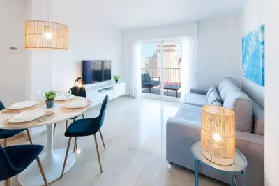 Image de Bel appartement, très proche de la plage. Wi-Fi A / C avec terrasse - Location réservée familles