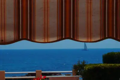 Image de studio rez de jardin- loggia-  vue mer- pieds dans l'eau