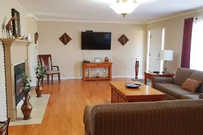 Image de Du jour au lendemain avec nous - 4212 Grand 4 Bdrm, 2 Ba, 1 garage de voiture