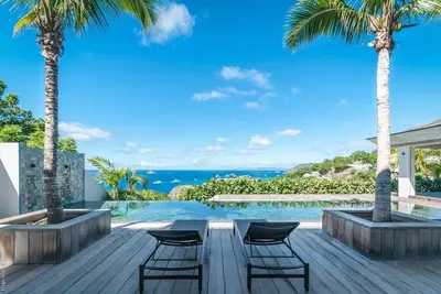 Image de Vues à couper le souffle sur l'océan, longue piscine et terrasse couverte, à quelques pas de la plage