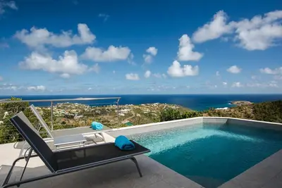Image de Infinity Edge Pool propose des terrasses et encadré par Stone Terrace, Wifi gratuit, Vie en plein air