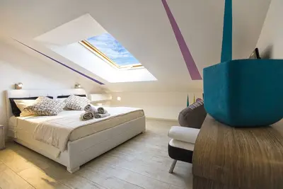 Image de Happy House by the sea Penthouse Fantastique flambant neuf avec balcon à 300 mètres de la mer