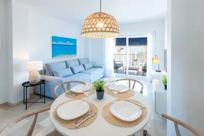 Image de Avec charme, à quelques mètres de la plage. A / C et wifi gratuit. Terrasse avec vue sur la mer - Location réservée familles