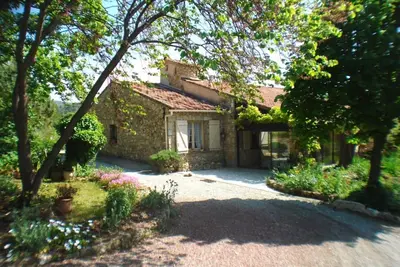 Image de Charmante Villa en Pierre avec Piscine exposée plein Sud sur grand terrain