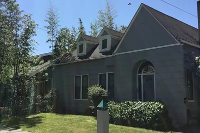 Image de Spacieuse B Street Beauty, au coin du festival