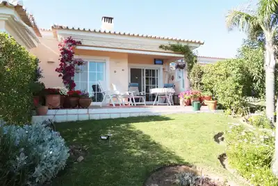 Image de villa rez de chaussée avec jardin