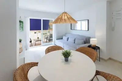 Image de Confortable avec un style méditerranéen, à quelques mètres de la plage. A / C et wifi gratuit. Terrasse avec vue sur la mer - Location réservée familles