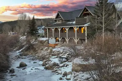 The River House: Au large de la rue Main, Animaux domestiques acceptés, Marche en télécabine, Jacuzzi