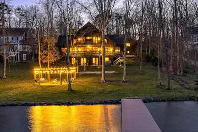 Image de Cabine de luxe avec quai pour bateau, bain à remous privé, salle de jeux, salle de sport et foyer - chiens Ok