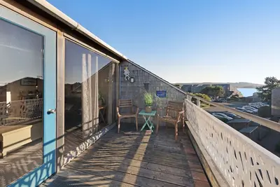 Image de Condo Bayfront avec des vues spectaculaires et piscine partagée / bain à remous / salle de gym!