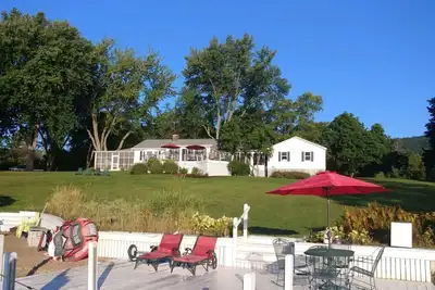 Image de Belle maison du lac George avec plage privée, quai