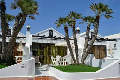 Villa rénovée au bord de la piscine à Sands Resort, avec aspect ensoleillé
