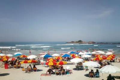 Image de Le soleil brille sur Guaruja! Profitez de profiter de la plage dans cet endroit confortable!