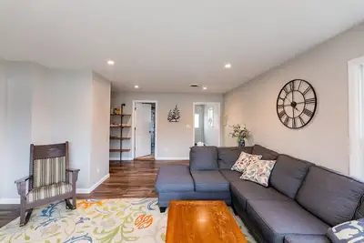 Image de Magnifiquement rénové Lakefront Cottage