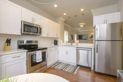 Image de Détendez-vous sur le pont dans ce condo haut de gamme moderne près de Vandy / Broadway