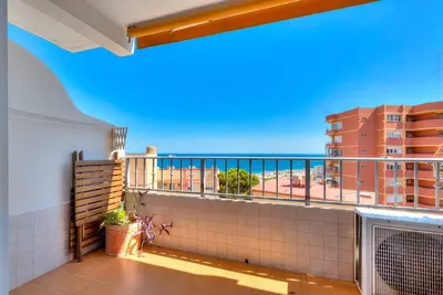 Image de Appartement situé au centre avec une vue imprenable sur la mer