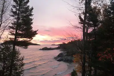 Image de Oasis calme et isolée sur 300 pieds de plage du lac Supérieur et 10 acres boisés.