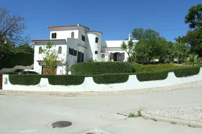 Image de Villa autorisée et enregistrée, climatisée, avec piscine chauffée et privée. Emplacement paisible