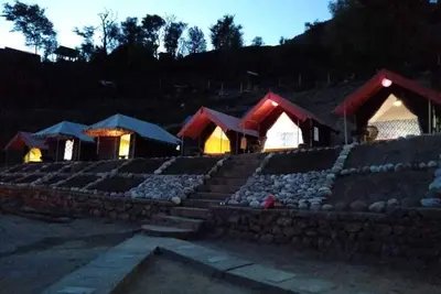 Image de bir camps camps au bord de la rivière