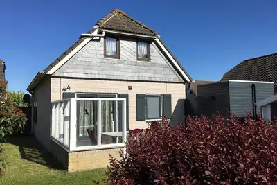 Image de Maison de vacances indépendante dans un parc tranquille près de la plage avec un jardin ensoleillé