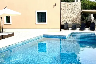 Image de Villa Muraj-avec une piscine privée, entourée par la forêt est le refuge parfait