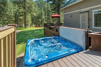 Image de Accès à la rivière, bain à remous, terrain de sport, Wi-Fi, salle de cinéma, salle de jeux, voiture de location