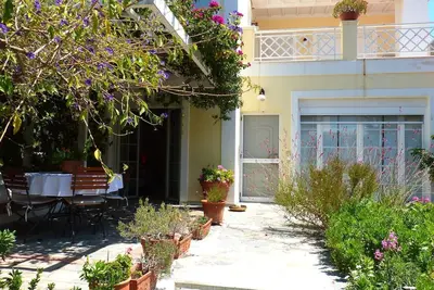 Image de maison de bord de mer unique avec jardin