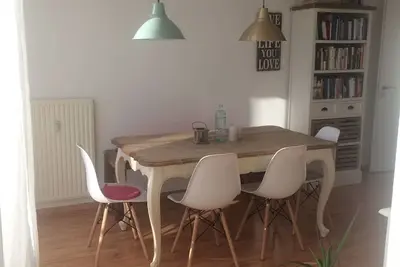 Image de Appartement de ville ensoleillé donnant sur la tour de télévision de Berlin sur le lac