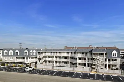 Image de Joliment aménagé, condominium Merrimac climatisé de deux chambres à coucher offrant un emplacement en bord de plage