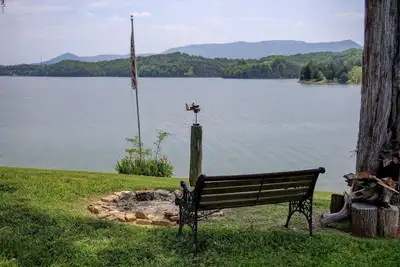 Image de 25% De Rabais Sept Et Oct Lazy Man's Way Log Home Private Toute l'année au bord du lac, rampe